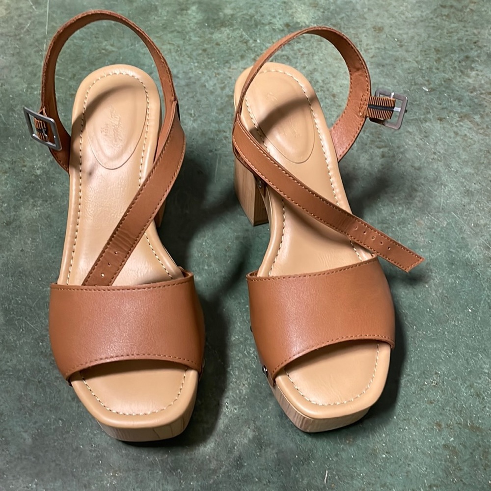 Heeled camel sandals - size 8